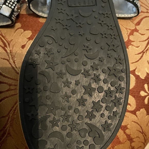 Stuart Weitzman Silver Jeweled Thongs (Girls) - 4 - Picture 13 of 13